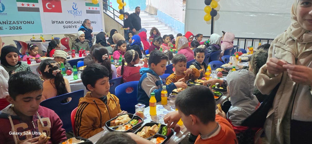 yesevihareketi's tweet photo. Suriye’de ihtiyaç sahibi kardeşlerimize iftar yemeği dağıtımı gerçekleştirerek Ramazan’ın bereketini paylaştık.

Birlikte kurulan her sofra, kardeşliğimizi güçlendiren bir dua oldu. Destek veren tüm hayırseverlerimize teşekkür ediyoruz. 

#Suriyeİftar #RamazanPaylaşmaktır #İyilikPaylaştık