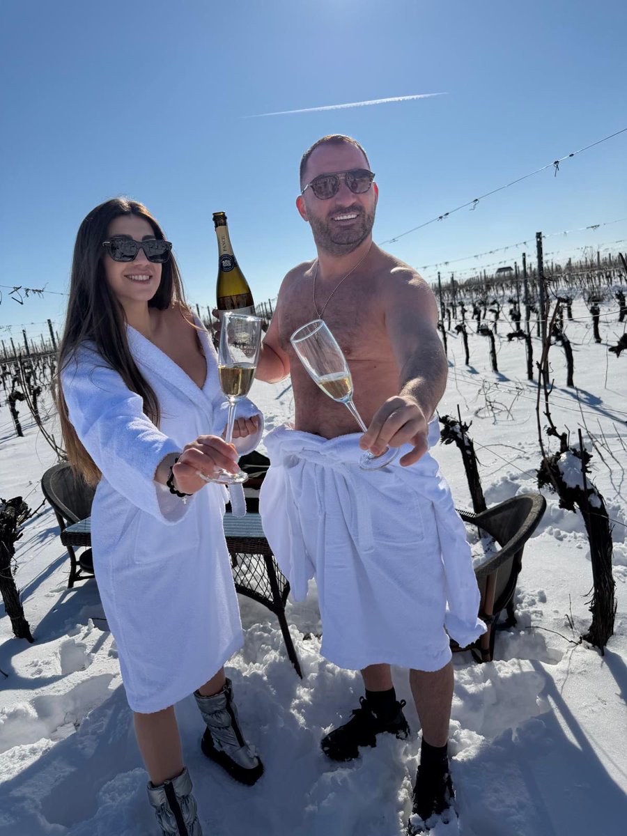 Big opening tomorrow in Panciu, Vrancea! 🎉

As you already know, you can now find Pescobar at the Panciu winery, in our new location: Domeniile Pescobar

Exceptional wines, excellent bubbles, the best seafood and an amazing vibe all in one place. 🍷🦞

See you there!