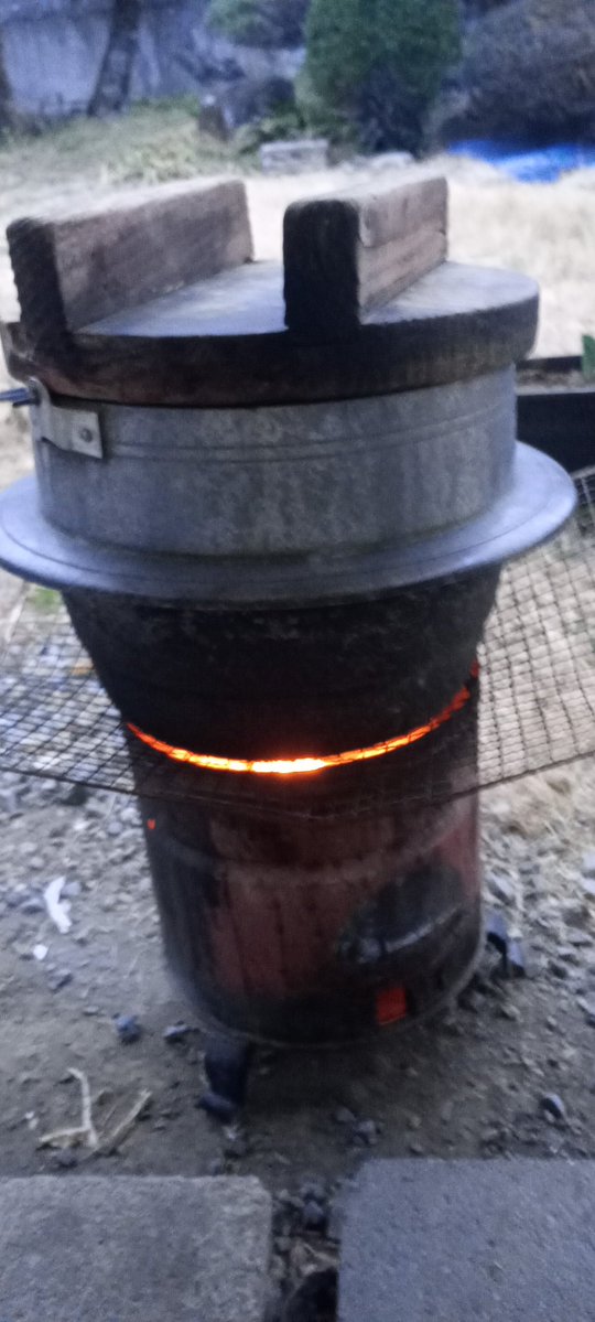 imaichi4's tweet image. 釜でご飯を炊いてる