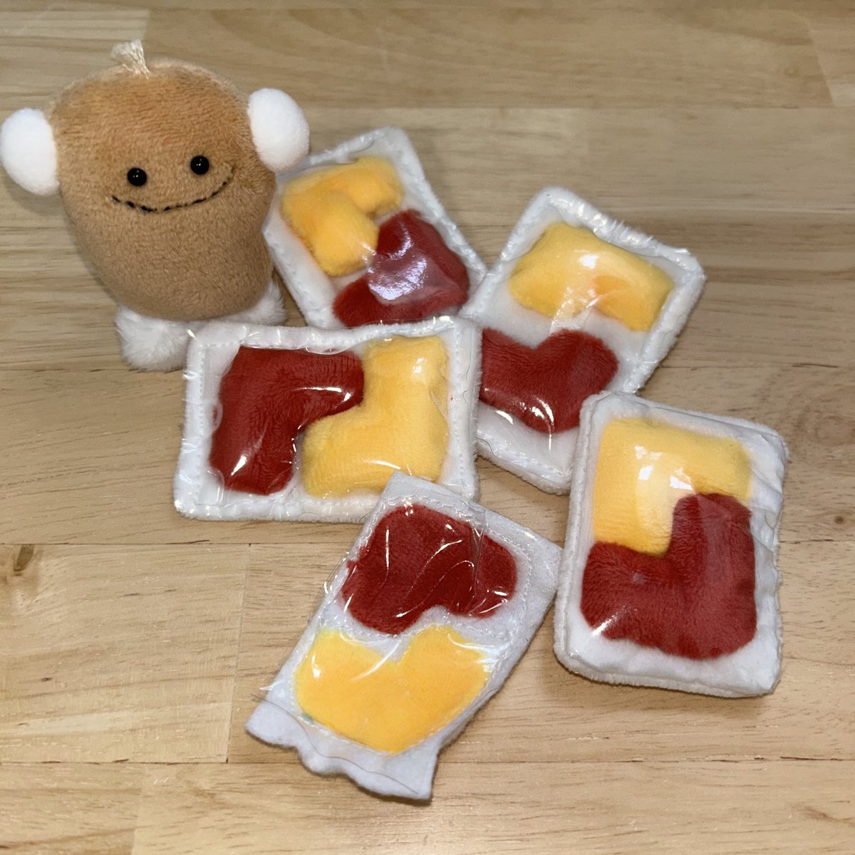 これは昨年からの失敗作のケチャップ＆マスタード🥤お見せできるような姿じゃない物もあってほんの一部🫠笑

1番下にあるのは第1号でとりあえず作ったにしてもひどい…😇