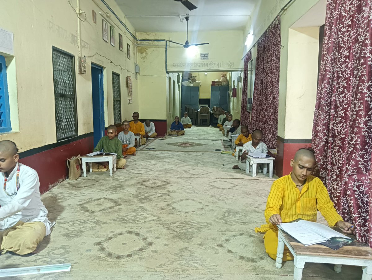आज SSNGVV में प्रथम से चतुर्थ वर्ष के लगभग 40 वेद छात्रों की अंग्रेजी, संस्कृत, गणित, विज्ञान और सामाजिक विज्ञान विषयों का मॉक टेस्ट आयोजित किया गया। इसका मुख्य उद्देश्य छात्रों की आगामी परीक्षाओं की तैयारी का मूल्यांकन और उन्हें परीक्षा के माहौल से परिचित कराना था। <a href="/JaddipalVV/">JADDIPAL Viroopaksha</a>