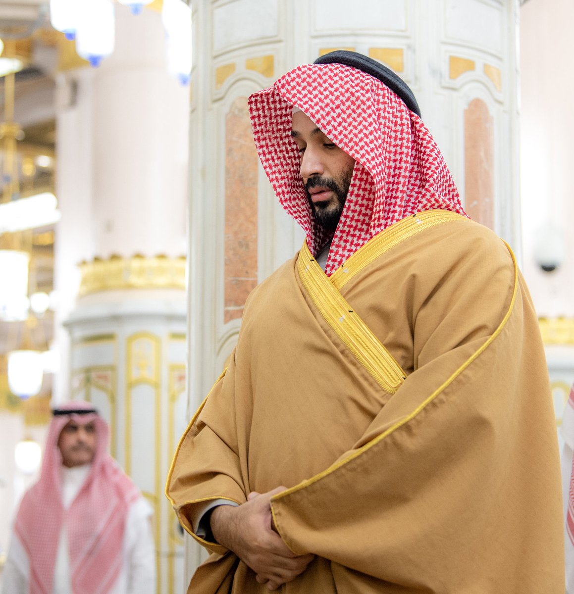AJELNEWS24's tweet photo. عاجل 🔴 

سمو ولي العهد يؤدي الصلاة في الروضة الشريفة.

#ولي_العهد_في_المدينة_المنورة https://t.co/yiTErfnHlE