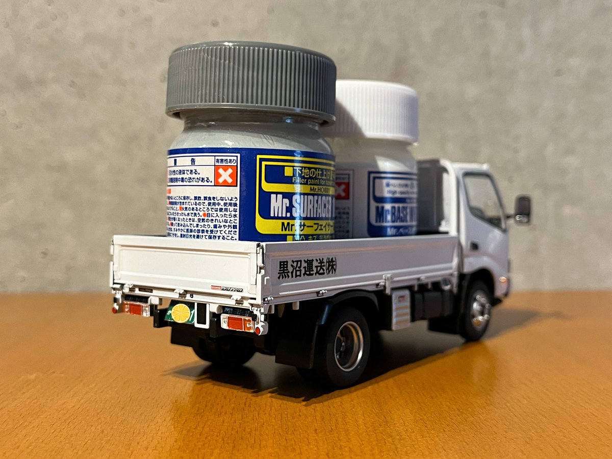 アオシマ楽プラ日野デュトロ
完成しました。
車体の塗装とタイヤ、樹脂パーツの艶消しをして自作デカールを貼り付けました。
とても作りやすくて2.3時間くらいで組めちゃいました。
会社名は架空ですがいつもお世話になってるトラックです。
いろいろ載せるのが楽しいですね。