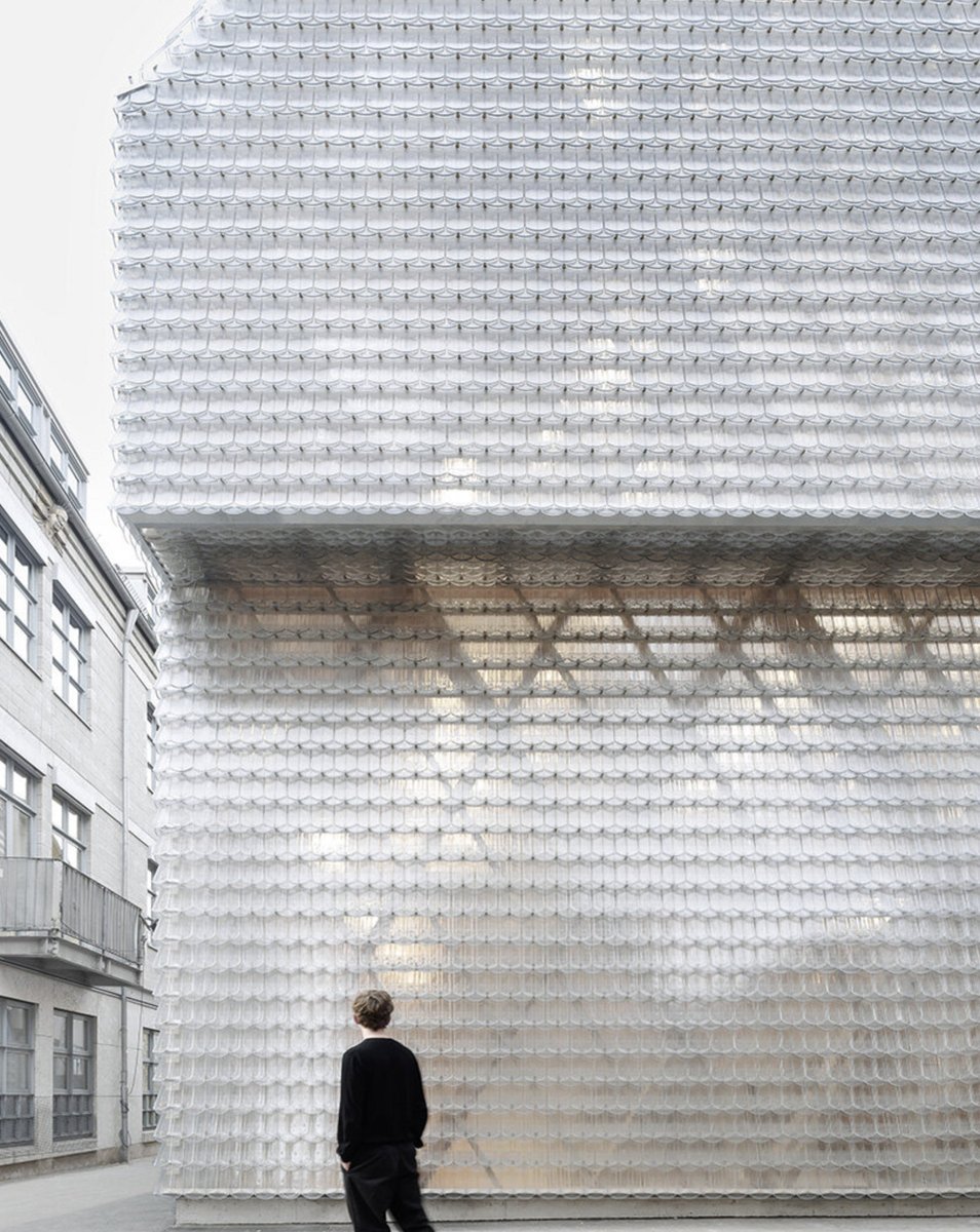 FredericClad's tweet photo. ⋰#ArchiNews⋱ 
✨ À Reutlingen, Wulf Architekten enveloppe le Museum Oberamteistrasse d’un manteau de tuiles en verre translucide. Un volume en bois contemporain glissé dans une rue médiévale
━ kat barandyn ╳ @designboom  
━https://t.co/su0KBcGtQk https://t.co/MfLIBOSxai
