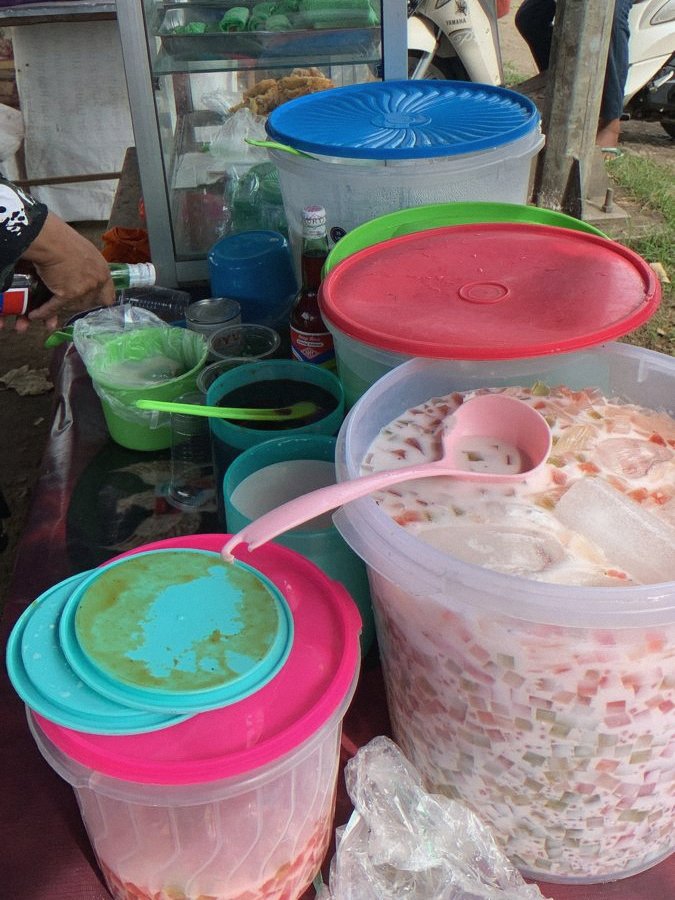 ⠀
⠀
𖡡⠀𝖡𝖠𝖹𝖠𝖱 𝖳𝖠𝖪𝖩𝖨𝖫 𝖡𝖤𝖭𝖣𝖴𝖭𝖦𝖠𝖭 𝖧𝖨𝖫𝖨𝖱
⠀  FEB 20  |  03.50 PM

Setelah kemarin war takjil sendiri, hari ini ajak Mbak Nora yang baru pertama kali war takjil. Ayo kita jajan yang banyak sebelum bakar kalori di Rimba, Mbak! 𖹭
⠀
⠀