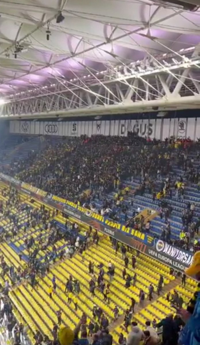 Maç sonu hala beste söylemeye devam eden safkan Okul Açık tribüncüleri bu adamlardır bak. Biz bize👊 
Siz siktirin gidin dk 70'te evinize, bir boka yaramıyorsunuz zaten. Fenerbahçe Biziz. Münferitten arındırılmış bir Okul Açık Üst tribünü tüm stada yeter.