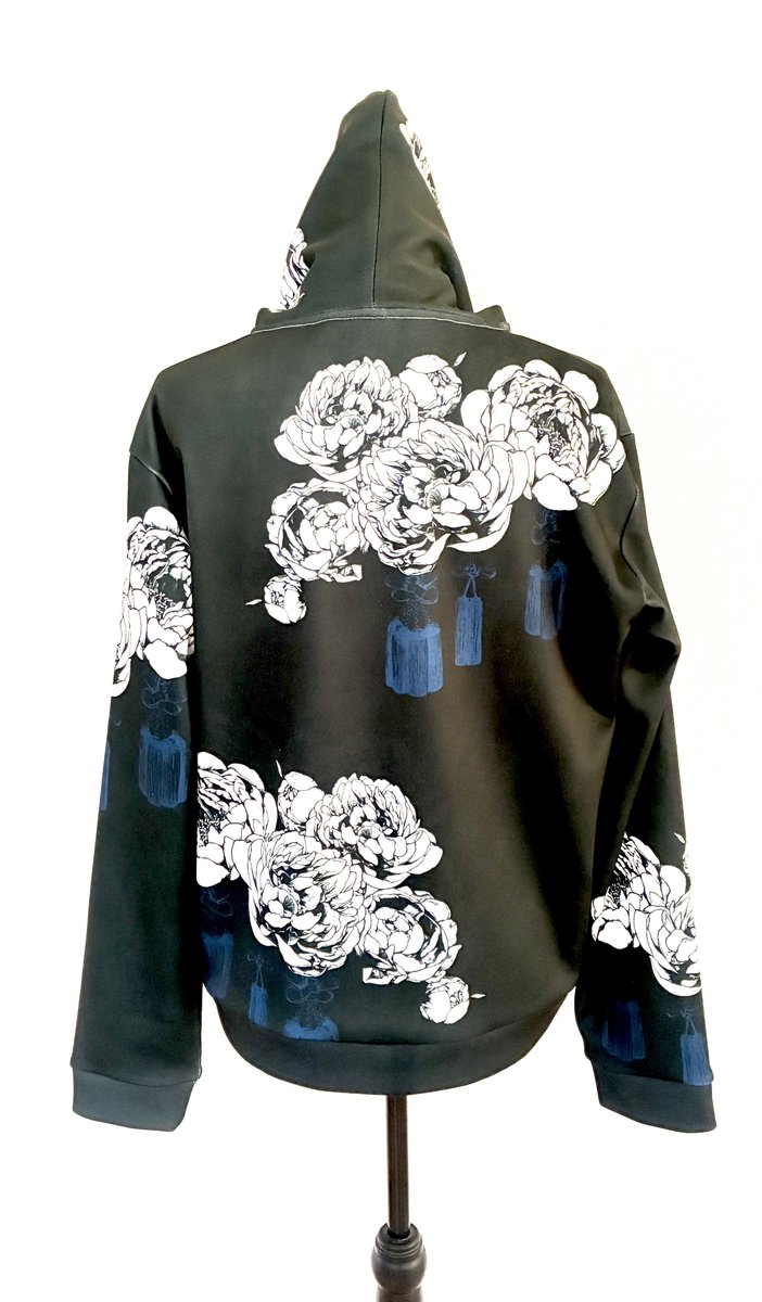 ICHIRR_'s tweet photo. 【プレゼント企画】
芍薬燈〈青〉パーカー1点を抽選で一名様にプレゼントいたします！

・2/28 20時まで
・当アカウントをフォロー&amp;この記事を公式RPで応募完了
・鍵垢/懸賞垢は除外
・当選後、着用お写真を掲載頂ける方ですと嬉しいです。こちらの記事に〈写真可〉とリプライをお送りください→ https://t.co/3Zx0hL9E8y