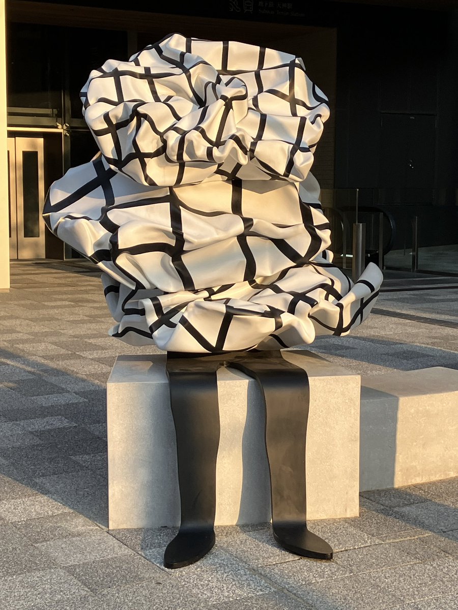 何とも言えない美術品 福岡に着きました！！変な美術品がありましたww