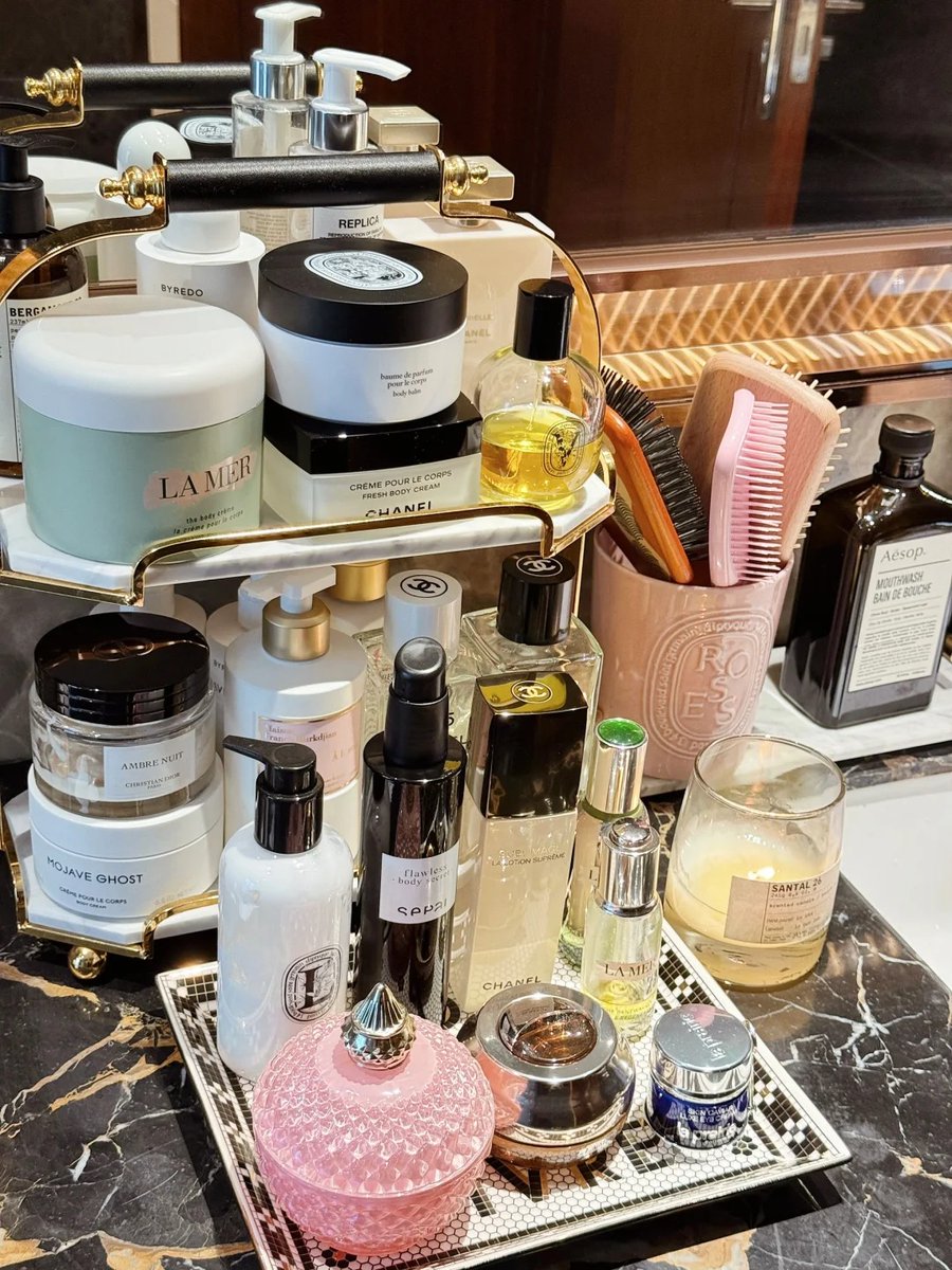 Violet___waves's tweet image. Beauty isn’t just a look, it’s a feeling💋