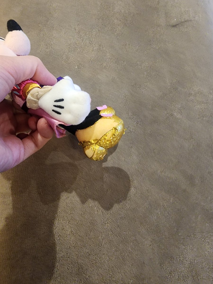 i2i2deau's tweet photo. しょぼーん(*´･ω･)
ミニーちゃんのぬいばのお靴が…
ショック😱
他にも似た素材のぬいばあるからいつかはこんな感じで劣化しちゃうのかな、、、
5~6年前に買ったけど劣化にははやくない？？😭 https://t.co/wQ9tkUwOhl