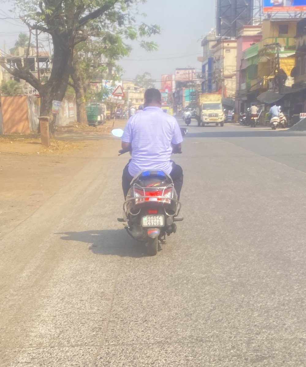 RnBiswal's tweet photo. ଓଡିଶା ପୋଲିସ ବୋଲି କଣ ସବୁ ମାଫ |
ବିନା ହେଲମେଟ ଓ ମୋବାଇଲ ଫୋନ ବ୍ୟବହାର କରି ଗାଡି ଚଲେଇବା କେତେଦୂର ଠିକ @odisha_police? 
@dcp_cuttack @CTOdisha https://t.co/cUYBWzssIT