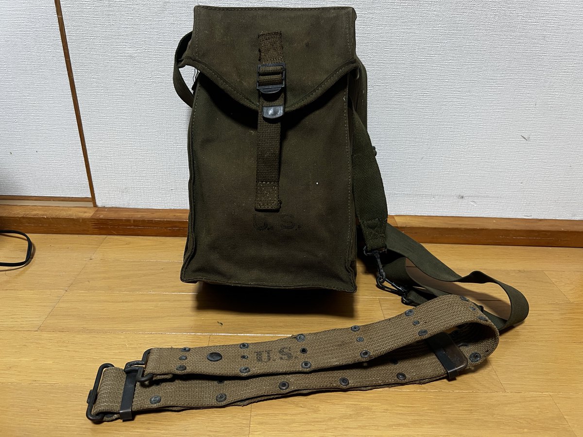 ベルトは戦時省略で亜鉛合金になる前の1942年製の真鍮製 バッグの方は