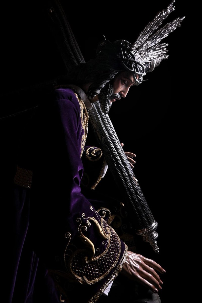 ⛪️ En la mañana de hoy, el Señor de los Pasos amanece revestido con motivo de sus cultos cuaresmales y la celebración de su Solemne Quinario.

🪡 El Señor luce la antigua túnica de procesión bordada en terciopelo morado y porta las potencias de plata de ley de Emilio Méndez,