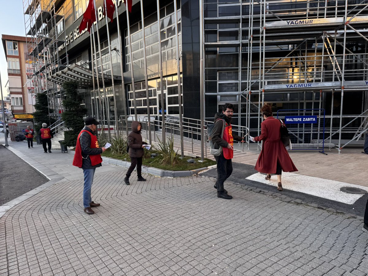 emepmaltepe's tweet photo. Ekonomi büyüyor ama işsizlik ve yoksulluk artıyor. 

Belediye Çalılanları Büyüyen Ekonomiden Paylarını Nasıl Alır?

Broşürlerimlzi Maltepe Belediyesi çalışanlarına ulaştırdık. 

@emekpartisi @emepistanbul https://t.co/8BI9GJqiPb