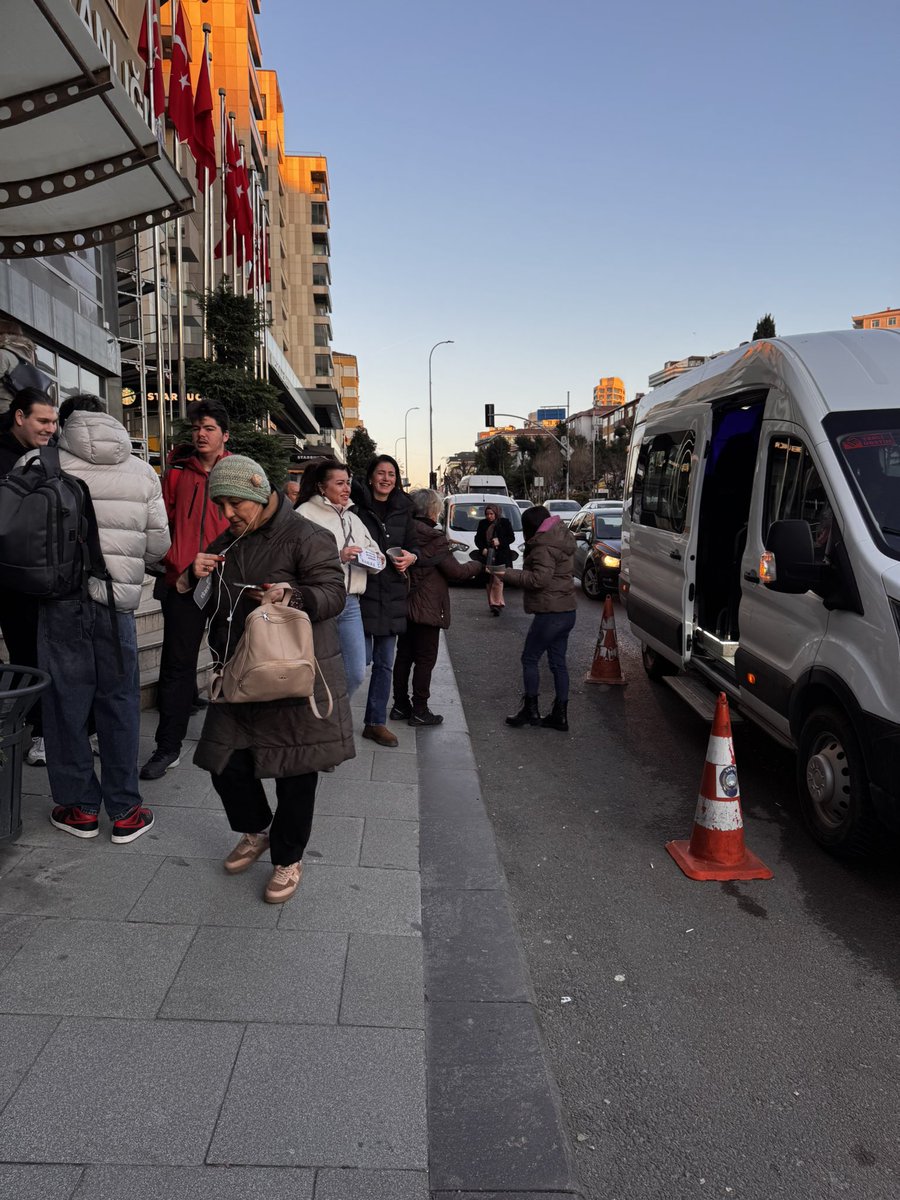 emepmaltepe's tweet photo. Ekonomi büyüyor ama işsizlik ve yoksulluk artıyor. 

Belediye Çalılanları Büyüyen Ekonomiden Paylarını Nasıl Alır?

Broşürlerimlzi Maltepe Belediyesi çalışanlarına ulaştırdık. 

@emekpartisi @emepistanbul https://t.co/8BI9GJqiPb