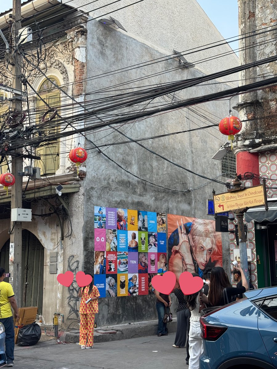 แล้วจะบอกว่าซอยโปรเจคมันไม่กว้างเลย เป็นซอยเล็กๆ แต่อยู่ข้างร้านชาที่ฮอตมากมักเกิ้ลเลยมาถ่ายรูปเยอะ แถมปจดูเท่จิงๆๆ ถ่ายละดูเก๋อ่า ละนี่นึกสภาพเตนล์ไปแอบตรงมุมตึกเพื่อถ่ายปจแบบซูม5Xละชั้นโคดเอ็นดู เอนดูฟคด้วยที่ไม่เห็นฮี สมกับเปนด้อมอินโทรเวิททท555555

 #TEN_BDAY2026