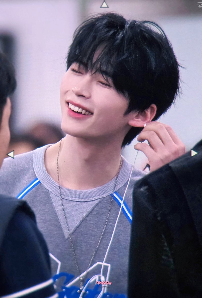 딱 발견하고 웃으면서 이어폰 빼는 것 같아서 사귐통 ㅈㄴ옴..