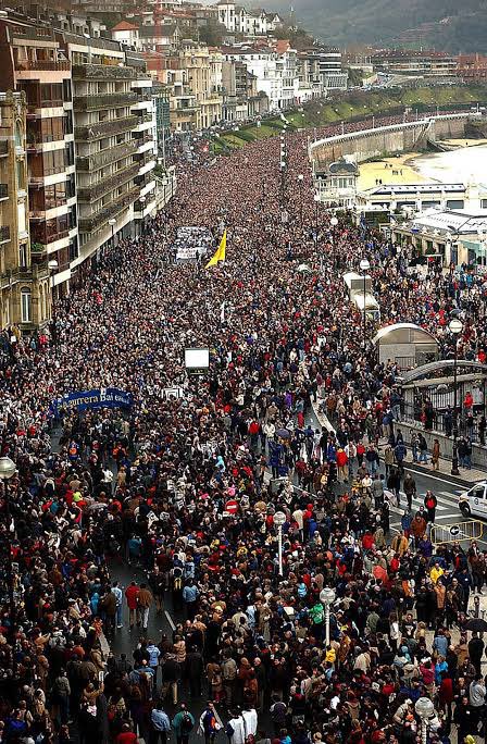 GorkaKB's tweet photo. Avui fa 26 anys que van tancar el diari Egunkaria.
Jo no vaig ser detingut, tot i que era membre del Consell Assessor d'Egunkaria.
Mai no han demanat disculpes, ni han rebut cap càstig per les tortures ni per les pèrdues que van causar.
No oblidem.
#Egunkaria https://t.co/lMyJpdn2xa