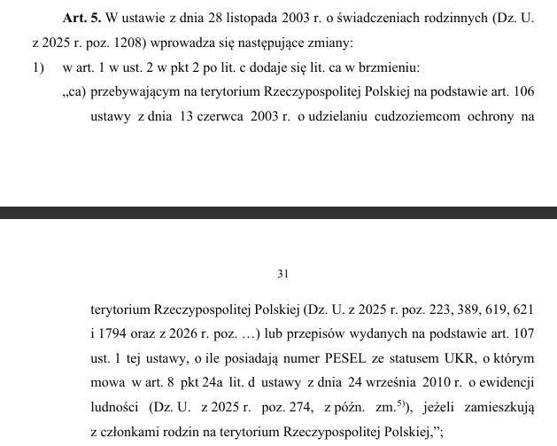 A to jest najbardziej kontrowersyjny zapis. Ustawa o świadczeniach rodzinnych dotychczas nie dawała prawa do świadczeń osobom mającym w Polsce ochronę tymczasową. Teraz daje - ale konkretnie Ukraińcom. Ja się w sumie nie dziwię, że pan prezydent podpisał tę ustawę tym razem po