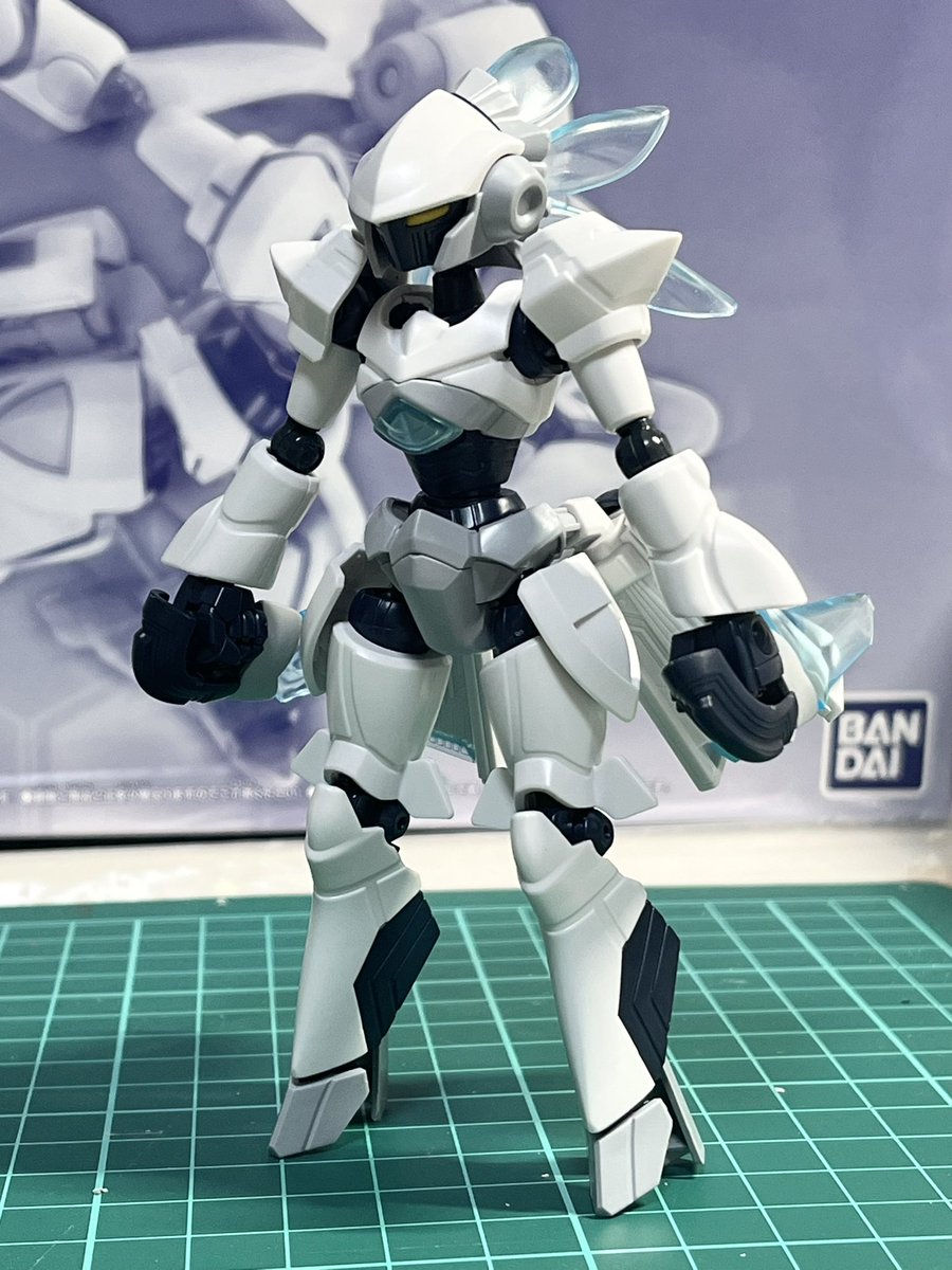 驚きの白さ
クリアパーツの透明感にひたすら感動です。やっとこの子を手のひらに乗せられました。大事に作ります