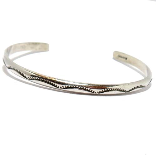 Eleine Tahe エレイン・タヒ作のスタンプワーク幅4㎜のバングルを