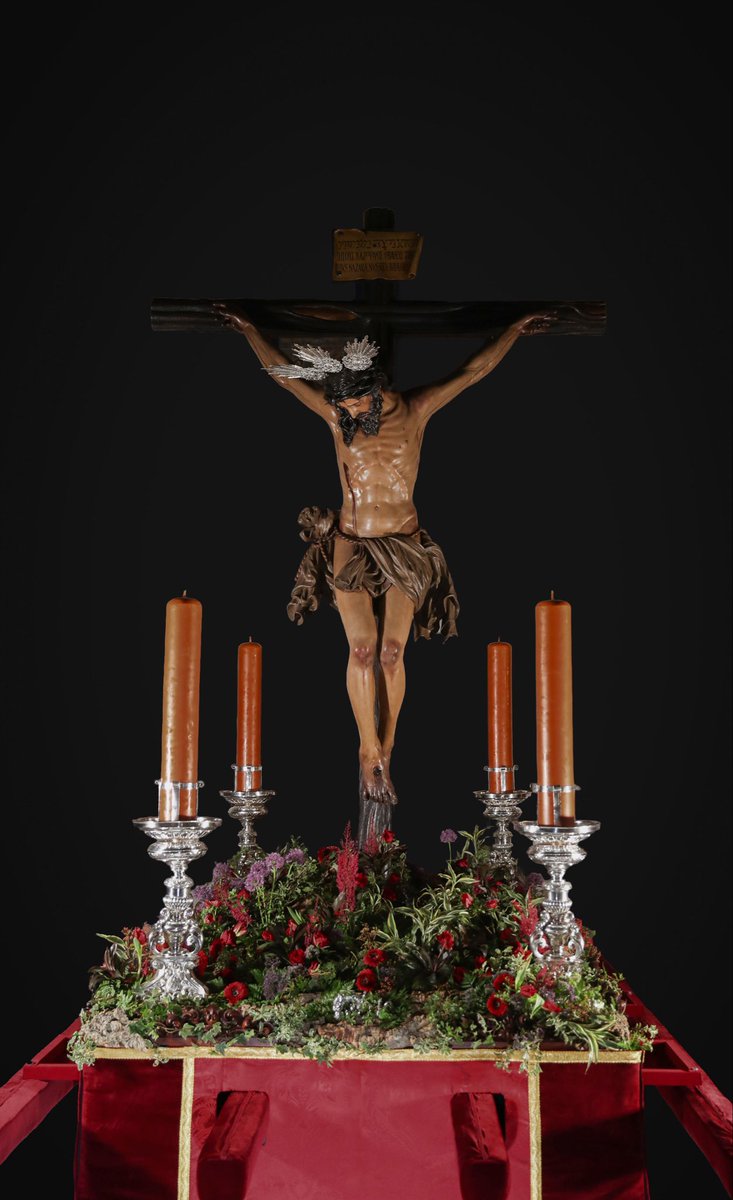 elllamadorcsr's tweet photo. El Cristo de la Buena Muerte @HdadHiniesta ya se encuentra en las andas procesionales en las que será trasladado el próximo lunes a la catedral para presidir el Vía Crucis Penitencial de las Hermandades de Sevilla. @ElConsejoSev 

Las andas lucen faldones de damasco y terciopelo granate confeccionados por Francisco Javier Sosa Sánchez y se iluminan con cuatro hachones de cera tiniebla en portahachones de metal plateado de Manuel Seco Velasco (1952) que pertenecieron al anterior paso del Santísimo Cristo, propiedad desde 1971 de la Hermandad de la Vera Cruz de Tocina, que amablemente los ha cedido para la ocasión. 
El llamador de metal plateado es de Manuel Seco Velasco (década de 1950). 
El exorno floral incluye allium, tranchelium, anémonas, hedera, mini gerberas, tulipanes, rosas, pittosporum, dracena sanderiana, astilbe y flor de cera. 
El Cristo porta potencias de plata de Manuel Seco Velasco (década de 1950).

📷 José Campaña y Alejandro Ruesga Fontelo