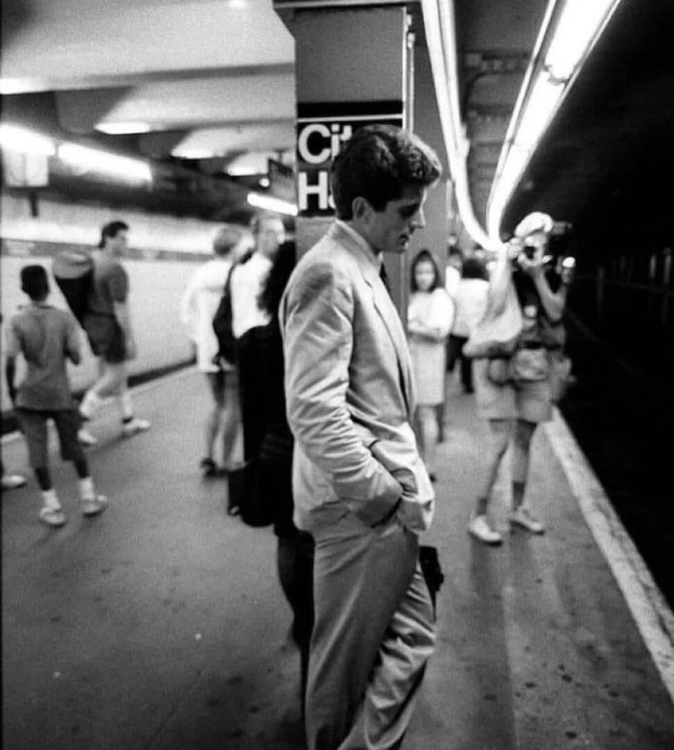 thehamptonsboy's tweet image. …Marilyn Monroe versus John F. Kennedy Jr. waiting for the train in NYC, chance or destino?!? #MarilynMonroe #JohnFKennedy #JFKJR