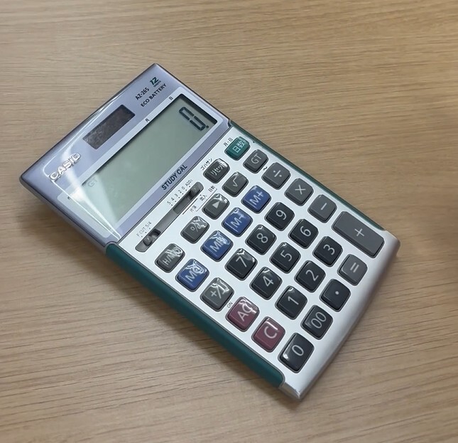 入社して初めての上司にいただき、ずっと愛用している電卓がこれ。愛着があり、これをみると初心にかえります…。
CASIO製品との思い出エピソード、#MyCASIOlife でこっそり教えてください。泣いて喜びます。