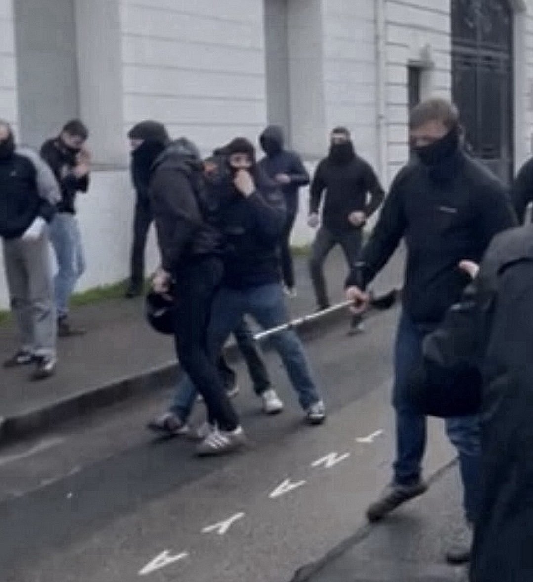 <a href="/Coll_Nemesis/">Collectif Némésis</a> Mais bien sûr !

Le fait qu’ils balancent des torches sur les antifascistes comme des hooligans, qu’ils soient tous cagoulés (y compris Quentin), tous habillés en noir, munis de barres de fer, de gazeuses lacrymogènes, de parapluies, de béquilles…

n’est qu’un fortuit hasard 🤡