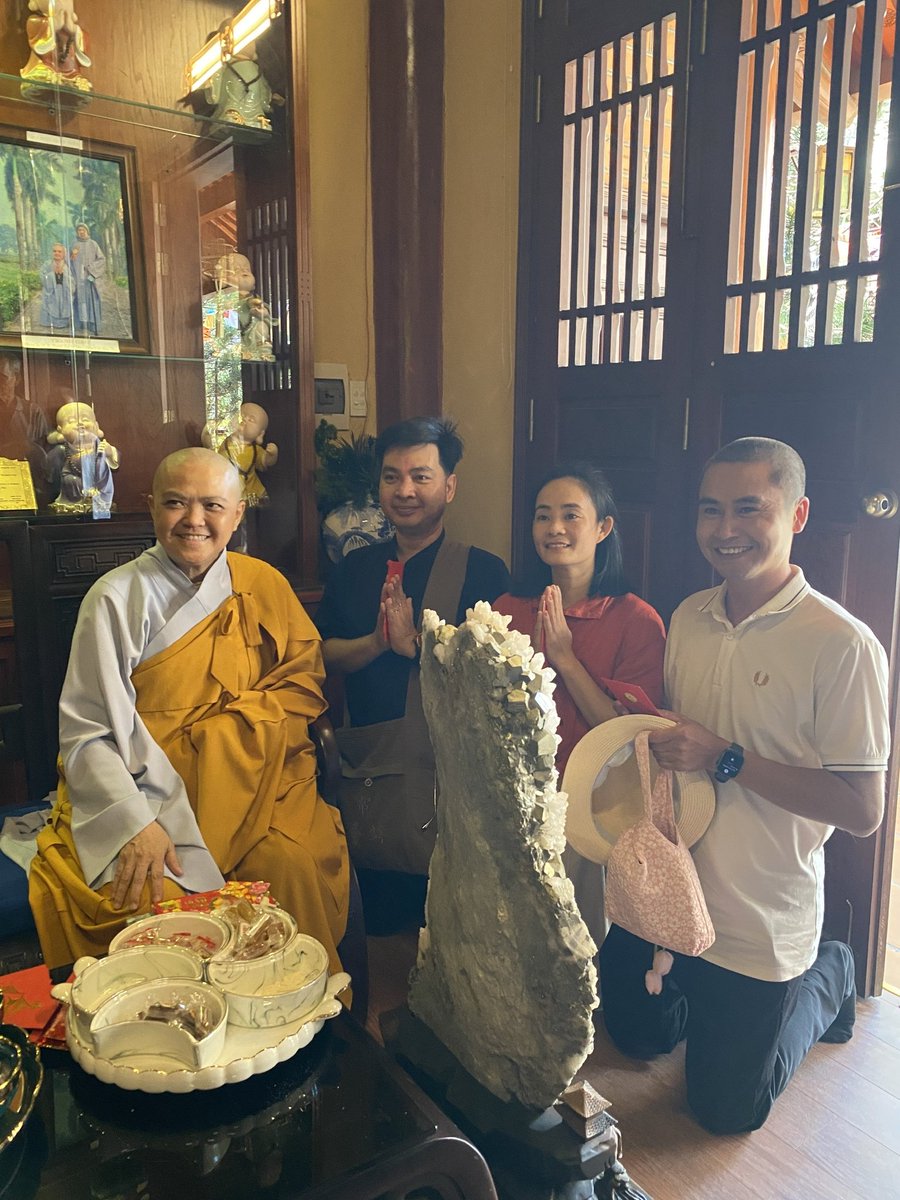 Thu_Phuong_Jane's tweet image. Đầu xuân đi lễ chùa gặp sư cô và được sư cô lì xì. Biết ơn nhân duyên tốt đẹp này. Biết ơn thầy dạy dỗ chánh pháp. Biết ơn sư huynh đã cùng đồng hành trên mọi cung đường.

#PayItForward