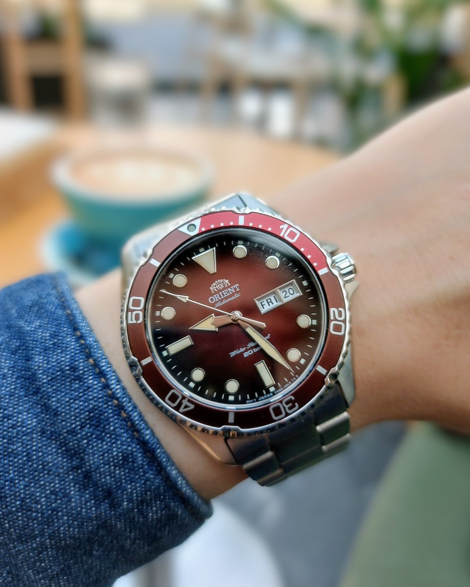 landashing's tweet image. 朝のカフェでまったり☕️
店員さんたちもなんだかリラックス顔で、ほっこりするね🌿  
コーヒー頼んだら、鋼のブレスがこんなに優しく肌に馴染んでる。
いつもは硬い鉄が、今日はなんだか温かみがあるんだよな〜 😌

 #Kamasu #Orient #カマス #オリエント #ダイバーズウォッチ #今日の相棒 #朝カフェ