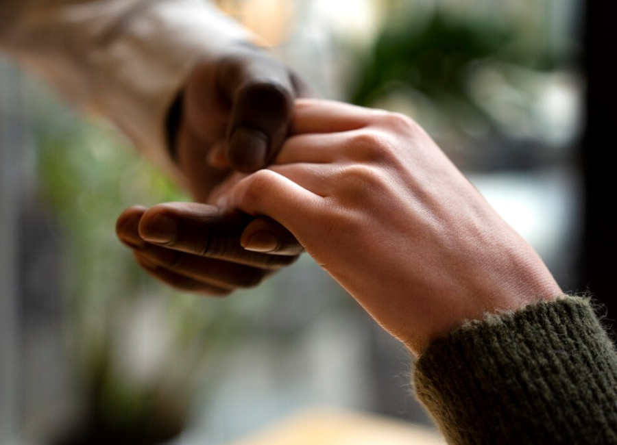 Una sentencia del Tribunal Supremo advierte de un posible vacío legal en el delito de abandono cuando la víctima presenta discapacidad física permanente. La Sala activa el artículo 4.2 CP para sugerir reforma legislativa.... tlbgo.com/s/8F45v6905f