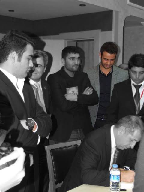 SUSMAYIN EY MİLLETİM,
BAYRAKSIZDA AR OLMAZ.
SUSAR İSE YİĞİTLER, 
VATAN BİZE YAR OLMAZ.
#FıratÇaķıroglu 
<a href="/umitozdag/">Ümit Özdağ</a> <a href="/zaferpartisi/">Zafer Partisi</a>