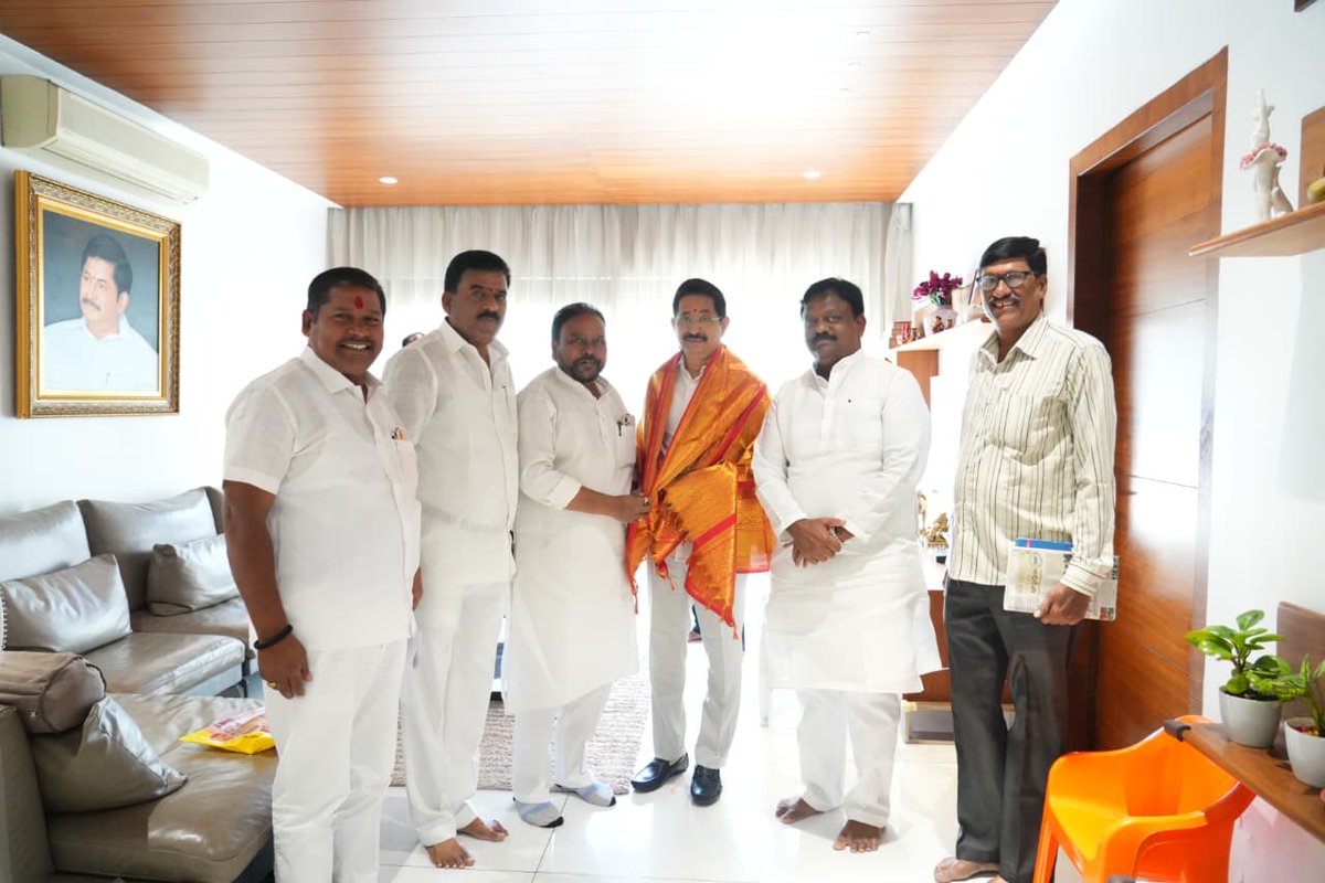 Met Sri ⁦<a href="/Vemnarenderredy/">Vem Narender Reddy</a>⁩ garu Advisor to honourable CM Sri ⁦<a href="/revanth_anumula/">Revanth Reddy</a>⁩ garu,had fruitful discussions on the development,welfare n political issues in ⁦<a href="/QuthbullapurC/">Quthbullapur Congress</a>⁩