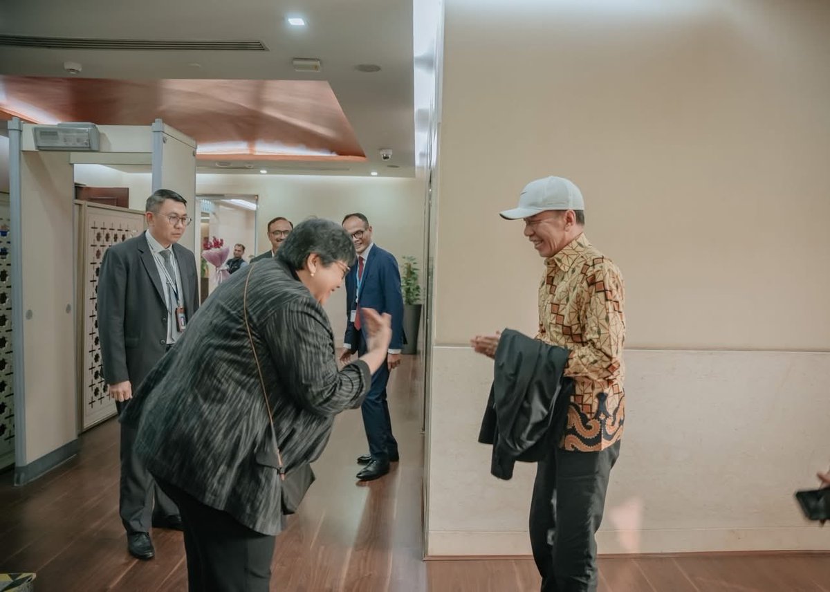 kangdede78's tweet image. Dulu dibilang “cuma tukang mebel dari Solo”…sekarang diundang ngomongin AI &amp;amp; ekonomi digital di forum global.

Netizen: “ngapain sih ke luar negeri?”
Dunia: “please take the stage, Sir.” 😎

QRIS yg kita pakai buat bayar gorengan itu dibahas di forum internasional loh…kita mah