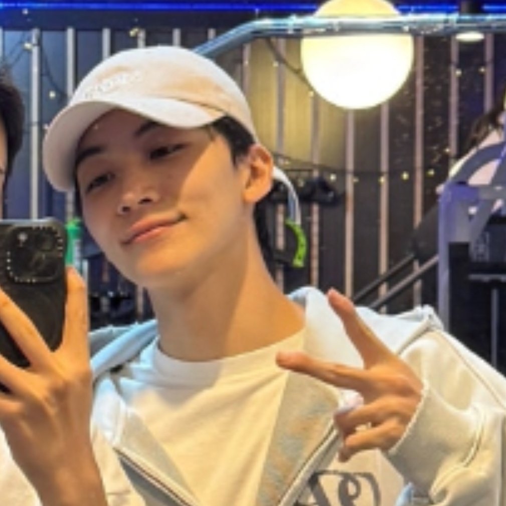 jeonghannisms's tweet photo. omg is jeonghan growing out his hair already,,,,, https://t.co/Wo06diB7PW