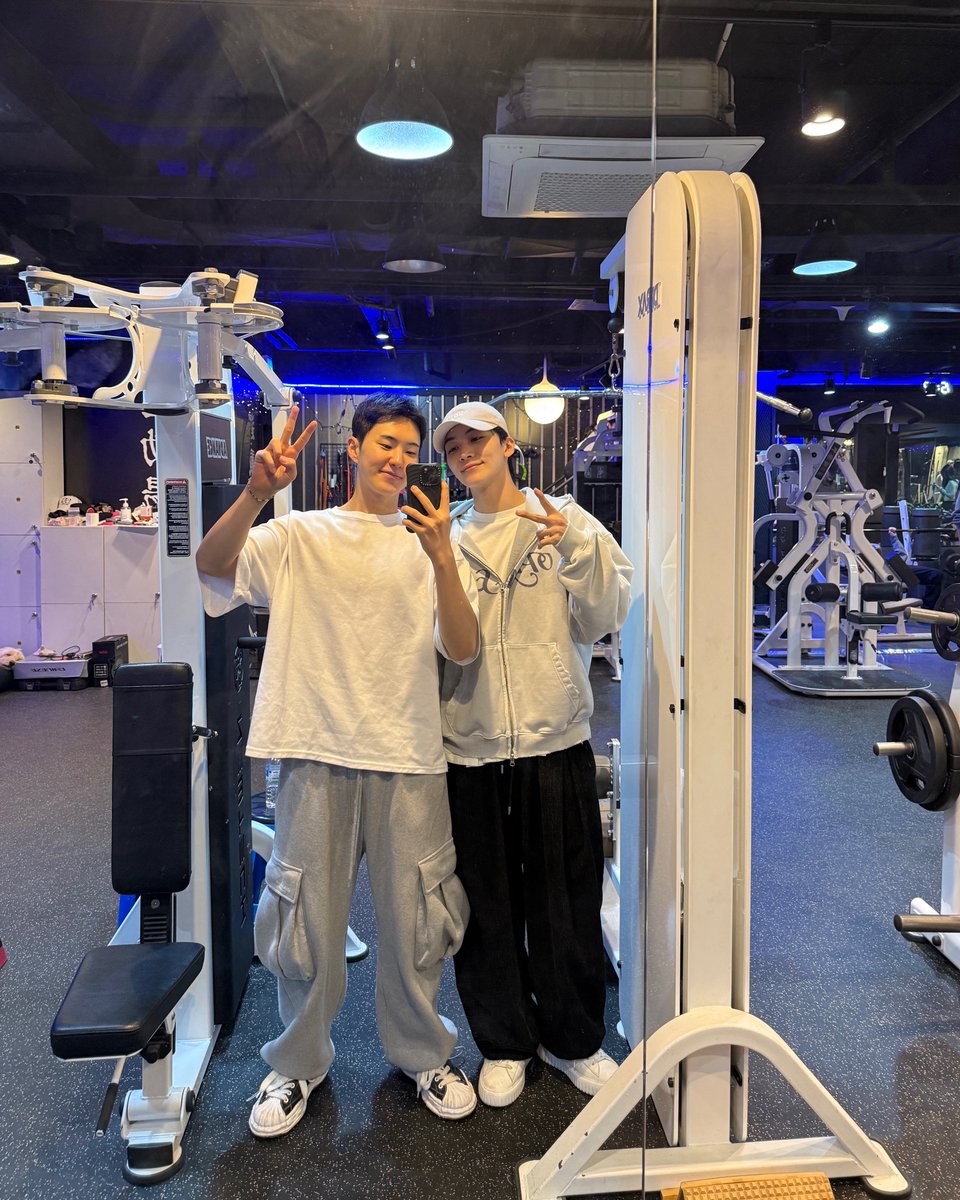 Hoshi posted photos with Joshua and Jeonghan separately at the gym 🥹