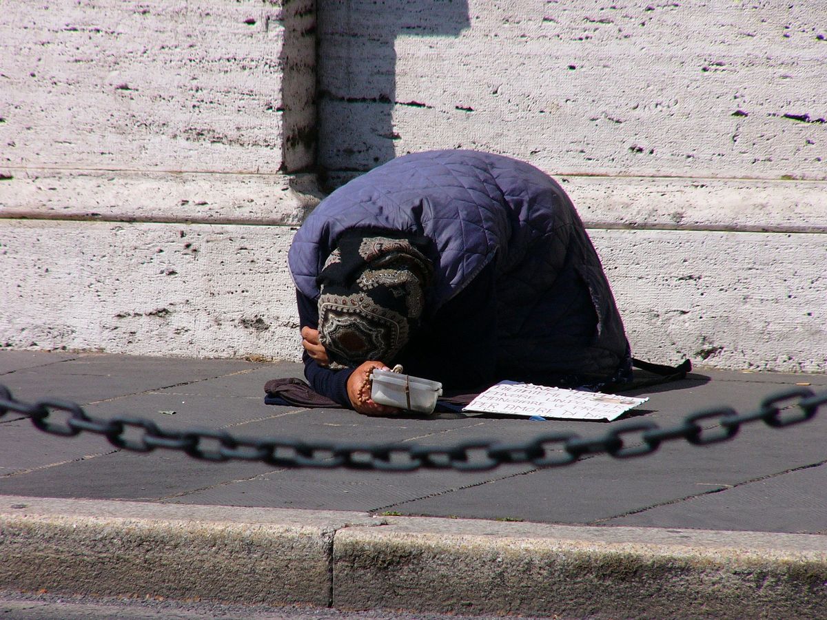 Vuoi onorare il corpo di Cristo? Non permettere che sia oggetto di disprezzo nelle sue membra, cioè nei poveri, privi di panni per coprirsi. Non onorarlo qui in chiesa con stoffe di seta, mentre fuori lo trascuri quando soffre per il freddo e la nudità.
~ Giovanni Crisostomo