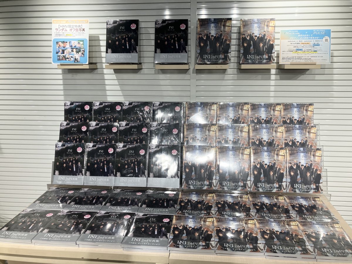 【＃INI】　
INI 2nd写真集『INI Viva la vita』
通常版、@ Loppi・HMV限定カバー版ともに
当店入荷しました！
■購入特典:ランダム生写真1枚（全11種）

当店5階では2/24より発売記念パネル展も開催✨

詳細🔽
hmv.co.jp/news/article/2…

📢抽選券の配布は展示開催期間中の購入者のみ対象となります。