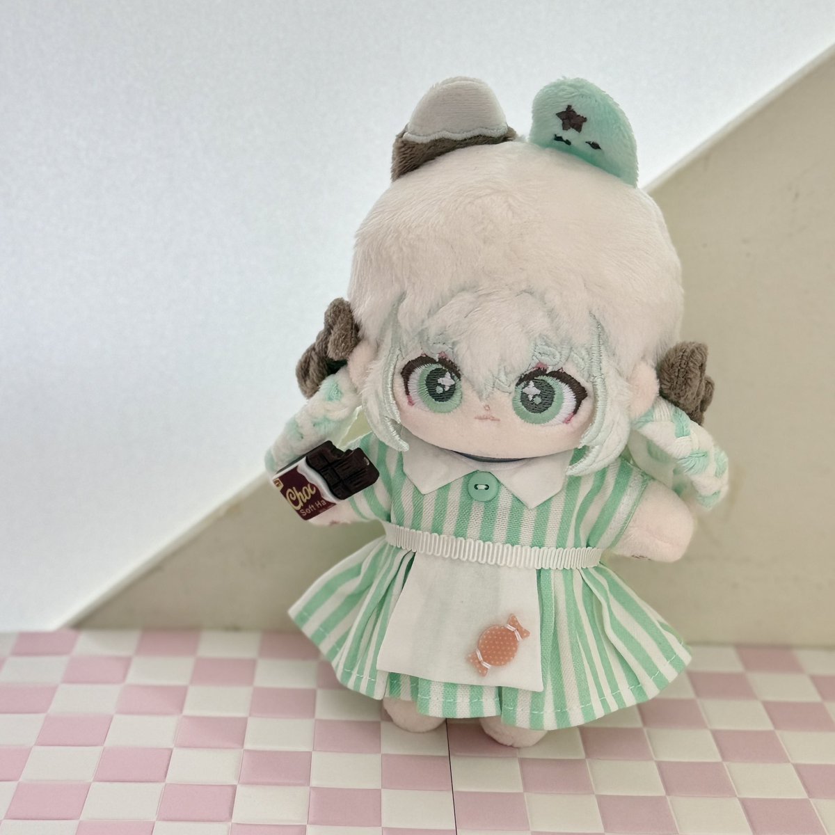 自作ぬいぐるみ・チョコミントの女の子 チョコミントの日 は昨日だったらしい… 出遅れた… ノベルティのチョコ