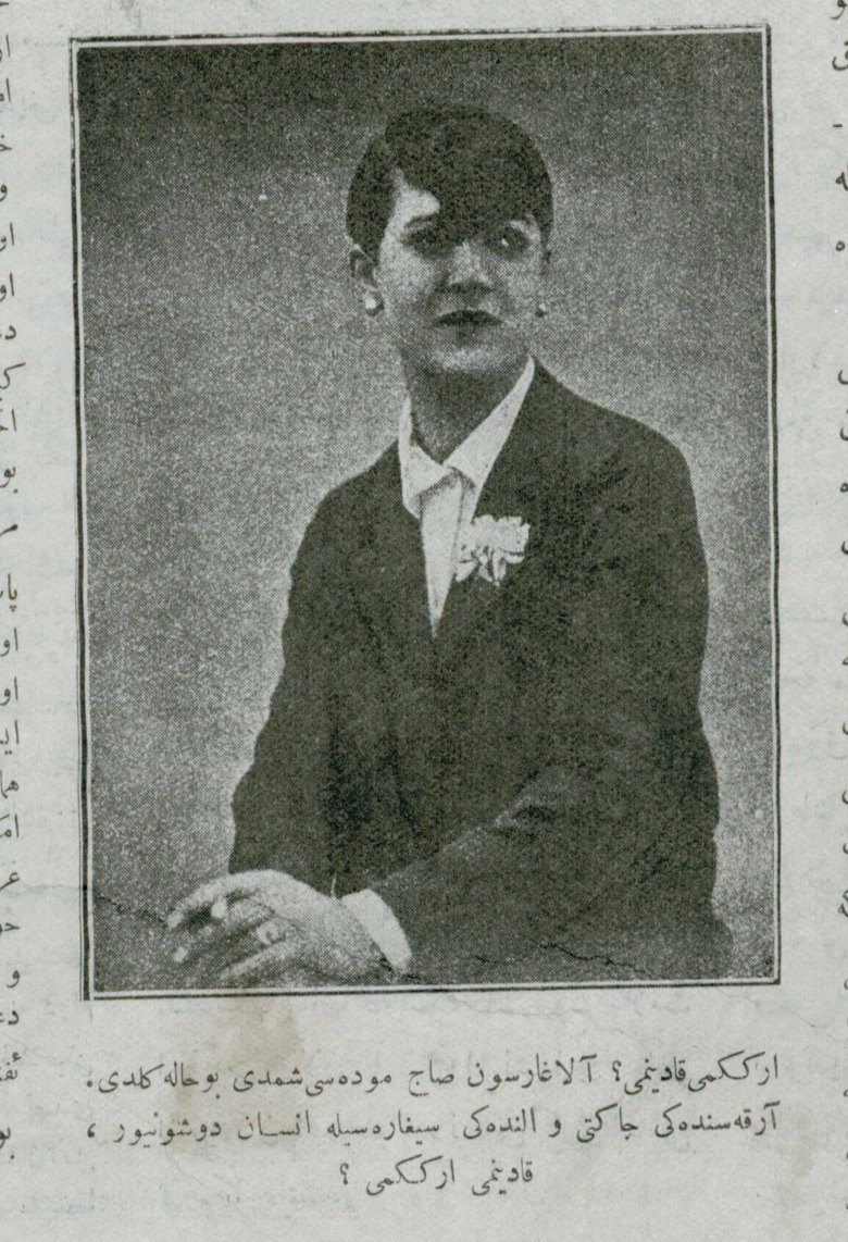 1926'da kadınlarda kısa saç modasını eleştiren bir haber: "Erkek mi kadın mı? Alagarson saç modası şimdi bu hâle geldi. Arkasındaki ceketi ve elindeki sigarasıyla insan düşünüyor, kadın mı erkek mi?"