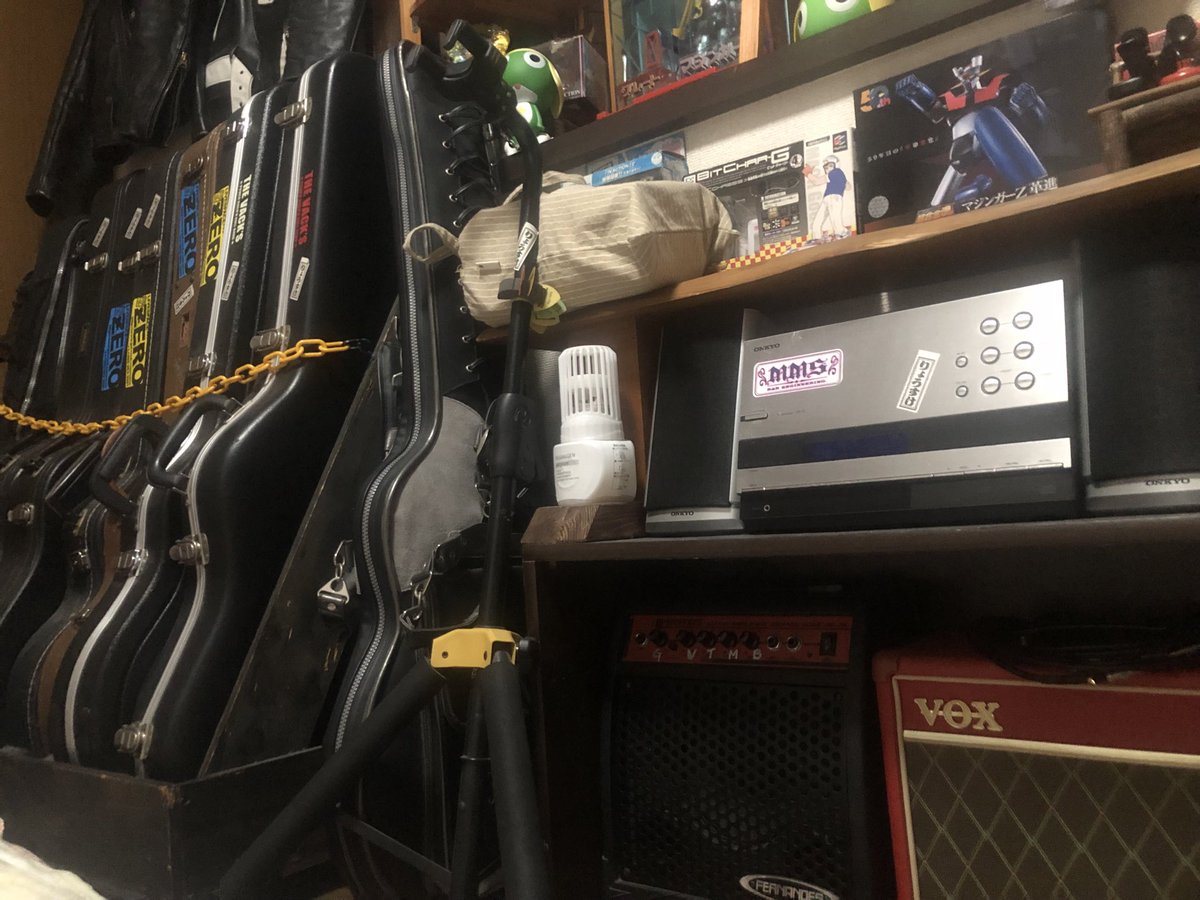 2/20 ウチとクドちゃんちの結婚記念日と、福岡の同級生リュウちゃんの誕生日。そんな日に、、、

昨夜はまあまあの高熱にやられました😅
現在微熱です。夜またあがるでしょうけど。

赤ちゃんもやまぴーもいるので、現在楽器部屋に隔離中です😆

TVがつまら〜ん😭