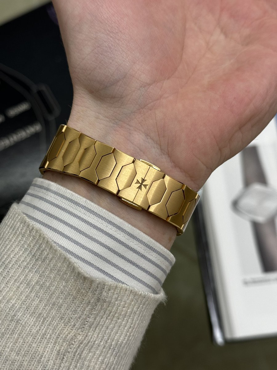 Nouvelle pépite en stock 
A vendre 🚀 
Vacheron 222 or jaune 
État neuf et full set
DM pour plus d’infos
