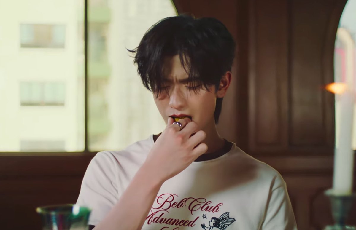 gthn0103's tweet image. mv story เค้าแปลกใหม่ดีมากอะ พระเอกกินของไหว้ กินน้ำแดง เอาน้ำแดงไปคืน เอาไดโนเสาร์ไปไหว้ขอโทษเจ้าที่ จะบ้าาา😂

#tthomastc @tthomastc
#CHiLLiZ_มอญซ่อนผ้า