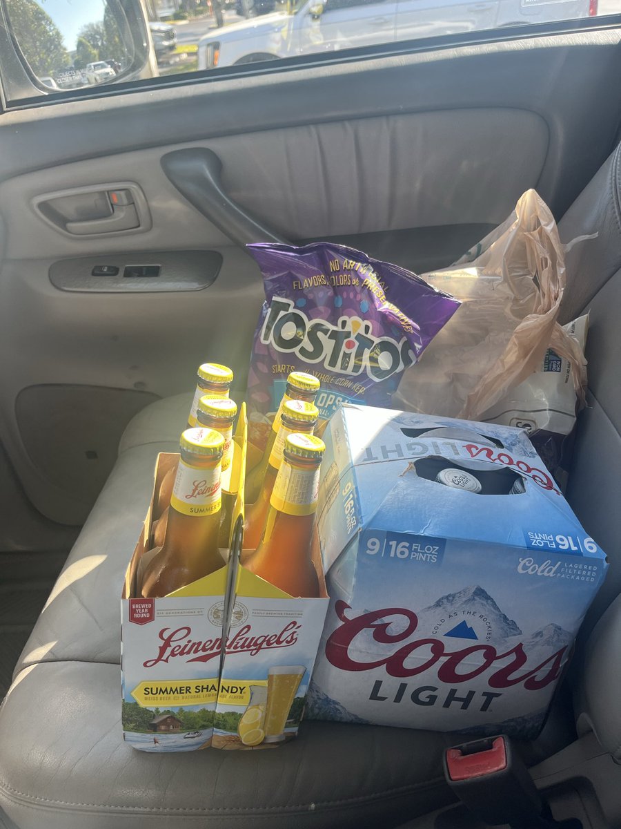 daddyof4beagles's tweet photo. 9:45am Publix Run. 75 degrees and sunny. You could hear the collective “hell yeahs”from my ancestors before me as the white boy (with motion) exited that grocery store. https://t.co/BWuxEjf3oP
