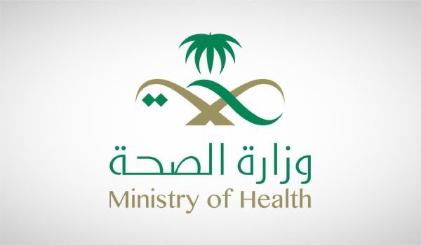 AJELNEWS24's tweet photo. عاجل 🔴 

بيان من وزارة الصحة تؤكد سلامة أدوية الستاتين وتدعو إلى استقاء المعلومات الطبية من مصادر موثوقة.

وفيما يلي تفاصيل بيان وزارة الصحة الرسمي:

👇👇

رصدت وزارة الصحة تداول معلومات مضللة عبر وسائل التواصل الاجتماعي بشأن أدوية الستاتين الخافضة للكوليسترول، وذلك على خلفية انتشار مقطع متداول يتناول هذه الأدوية، وما قد يترتب عليه من توقف بعض المرضى عن تناول علاجهم دون استشارة الطبيب المعالج، الأمر الذي قد يعرّضهم لمخاطر صحية مباشرة.

 وأكدت أن أدوية خفض الكوليسترول، ومنها الستاتين، تُعد أدوية آمنة ومعتمدة دوليًا ومحليًا من الهيئة العامة للغذاء والدواء، وتُستخدم للوقاية من أمراض القلب والجلطات والحد من مضاعفاتها، مشددةً على أن أي قرار علاجي يجب أن يتم تحت إشراف طبي متخصص، كما أن استخدام العلاج دون استشارة الطبيب قد يعرّض المرضى لمخاطر صحية.
 
وبيّنت الوزارة أنه جرى استدعاء الطبيب الذي ظهر بالمحتوى المغلوط، للاستماع إلى أقواله حيال ما تم تداوله، مضيفةً أنها بدأت باتخاذ الإجراءات النظامية اللازمة بحق كل من يثبت نشره لمعلومات طبية مضللة أو مخالفة لأخلاقيات المهنة الصحية؛ حفاظًا على الصحة العامة.
 
ودعت "الصحة" المجتمع إلى استقاء المعلومات من المصادر الطبية المعتمدة، وعدم الانسياق خلف المعلومات غير الدقيقة، مهيبةً بالوسائل الإعلامية تحري الدقة عند تناول الموضوعات الصحية، ومؤكدة ضرورة التزام الممارسين الصحيين بأخلاقيات المهنة وتجنّب التصريحات غير الموثوقة، حفاظًا على سلامة المجتمع وتعزيزًا للوعي الصحي.