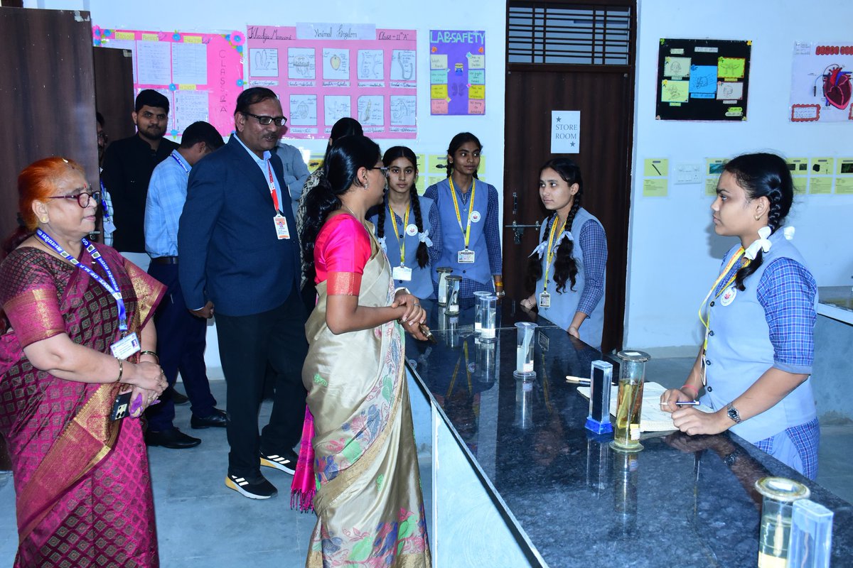 projsbadwani's tweet image. भारत सरकार की संयुक्त सचिव( डीपीआईआईटी) एवं पीएम श्री योजना की केंद्रीय नोडल अधिकारी श्रीमती निधि केसरवानी ने आज पीएम श्री स्कूल, अंजड़ का गरिमामय निरीक्षण किया।

@NITIAayog
#PMShri #DPIIT #SchoolInspection #Anjad #Badwani #Education #SmartClass #DigitalLearning