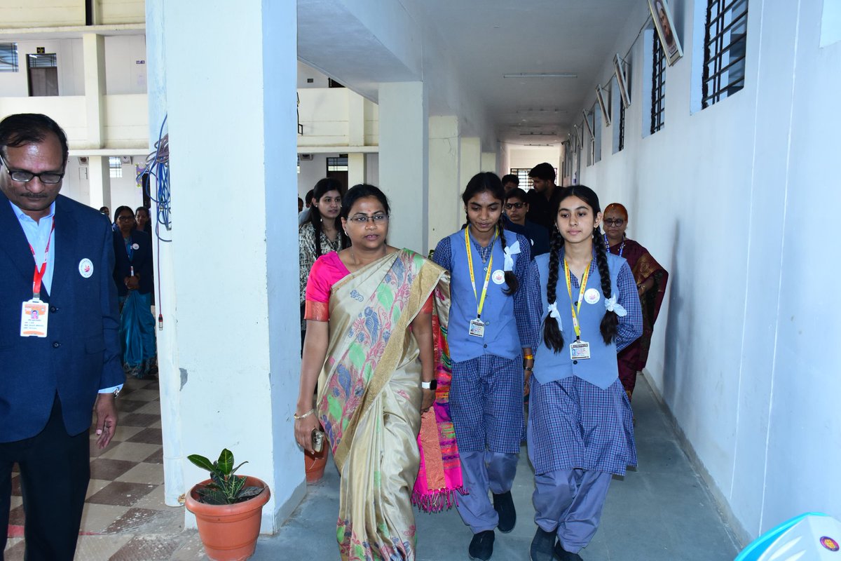 projsbadwani's tweet image. भारत सरकार की संयुक्त सचिव( डीपीआईआईटी) एवं पीएम श्री योजना की केंद्रीय नोडल अधिकारी श्रीमती निधि केसरवानी ने आज पीएम श्री स्कूल, अंजड़ का गरिमामय निरीक्षण किया।

@NITIAayog
#PMShri #DPIIT #SchoolInspection #Anjad #Badwani #Education #SmartClass #DigitalLearning