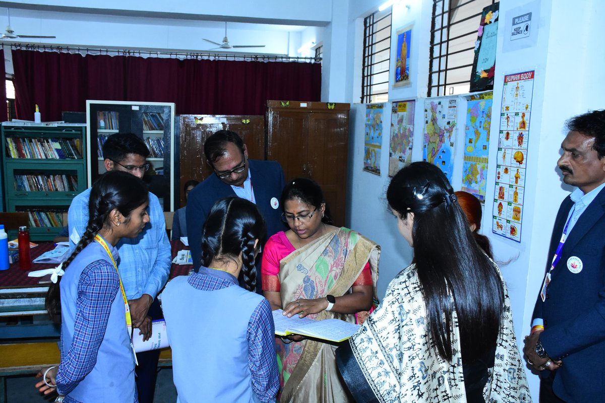 projsbadwani's tweet image. भारत सरकार की संयुक्त सचिव( डीपीआईआईटी) एवं पीएम श्री योजना की केंद्रीय नोडल अधिकारी श्रीमती निधि केसरवानी ने आज पीएम श्री स्कूल, अंजड़ का गरिमामय निरीक्षण किया।

@NITIAayog
#PMShri #DPIIT #SchoolInspection #Anjad #Badwani #Education #SmartClass #DigitalLearning