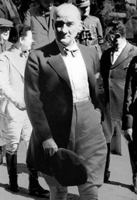 ''Milletin hâkimiyetini bir şahısta, yahut mahdut eşhasın elinde bulundurmakta menfaat bekleyen cahil ve gafil insanlar vardır. Hükümdarlar, kendilerini mevhum bir kuvvetin mümessili tanırlar ve bundan zevk alırlar. Fakat onların etrafındaki menfaatperestler bunu din kisvesine